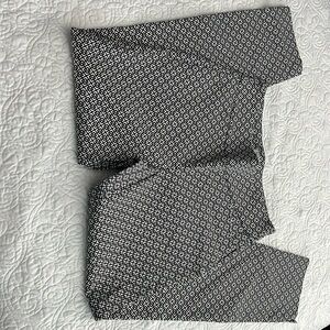 Charter Club stretchy pant size 10. Black and white.